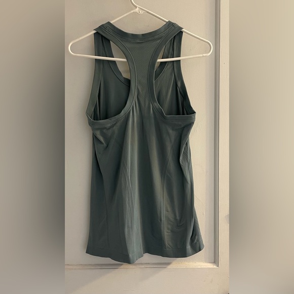 Athleta Momentum Seamless Tank Size medium - Picture 4 of 7